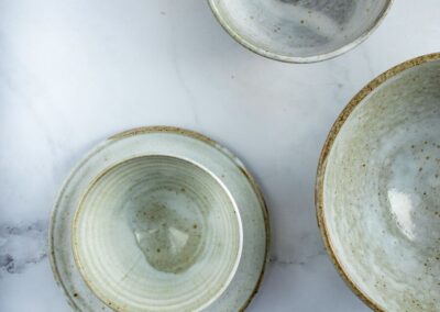 Plato de cerámico ocre hecho a mano por Lizzy