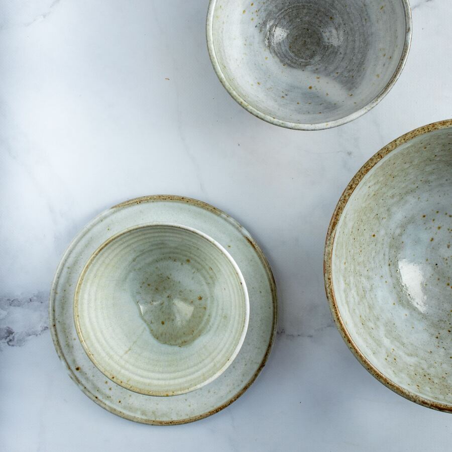 Plato de cerámico ocre hecho a mano por Lizzy