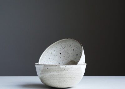 Agrega un toque auténtico a tu espacio con nuestro cuenco de cerámica texturizado hecho a mano, ideal para servir y decorar. cerámica hecha a mano
