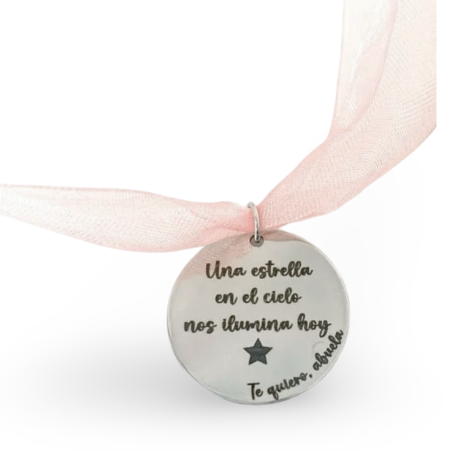 La Medalla para ramo de novia personalizada está realizada en acero inoxidable y grabada con láser, se puede personalizar con el texto que tú elijas
