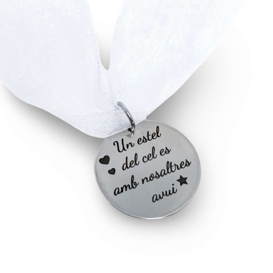 medalla ramo de novia catalán incorpora la frase Un estel del cel es amb nosaltres avui, que la convierte en un detalle profundamente emocional y único.